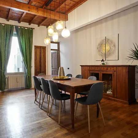 Location W/ Breathtaking Views Chic Palace