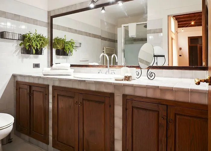 Location W/ Breathtaking Views Chic Palace
